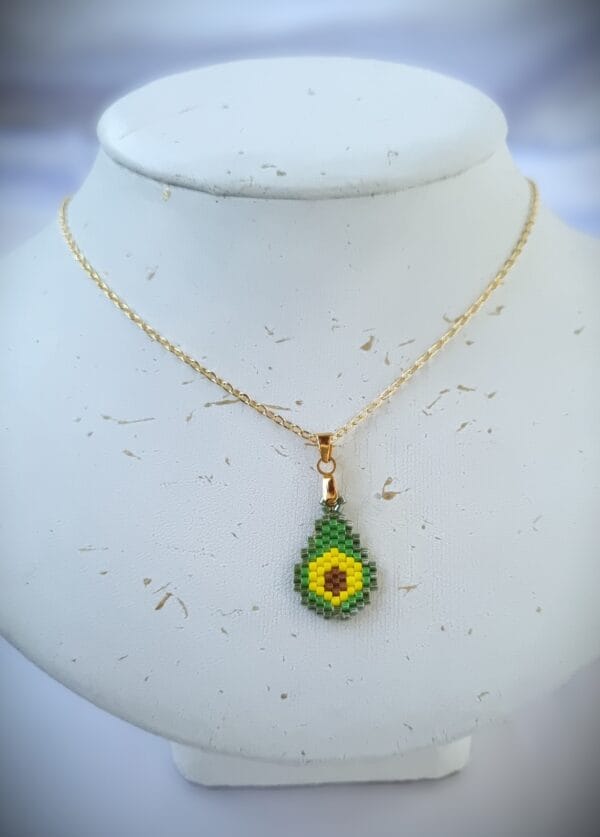 collar aguacate